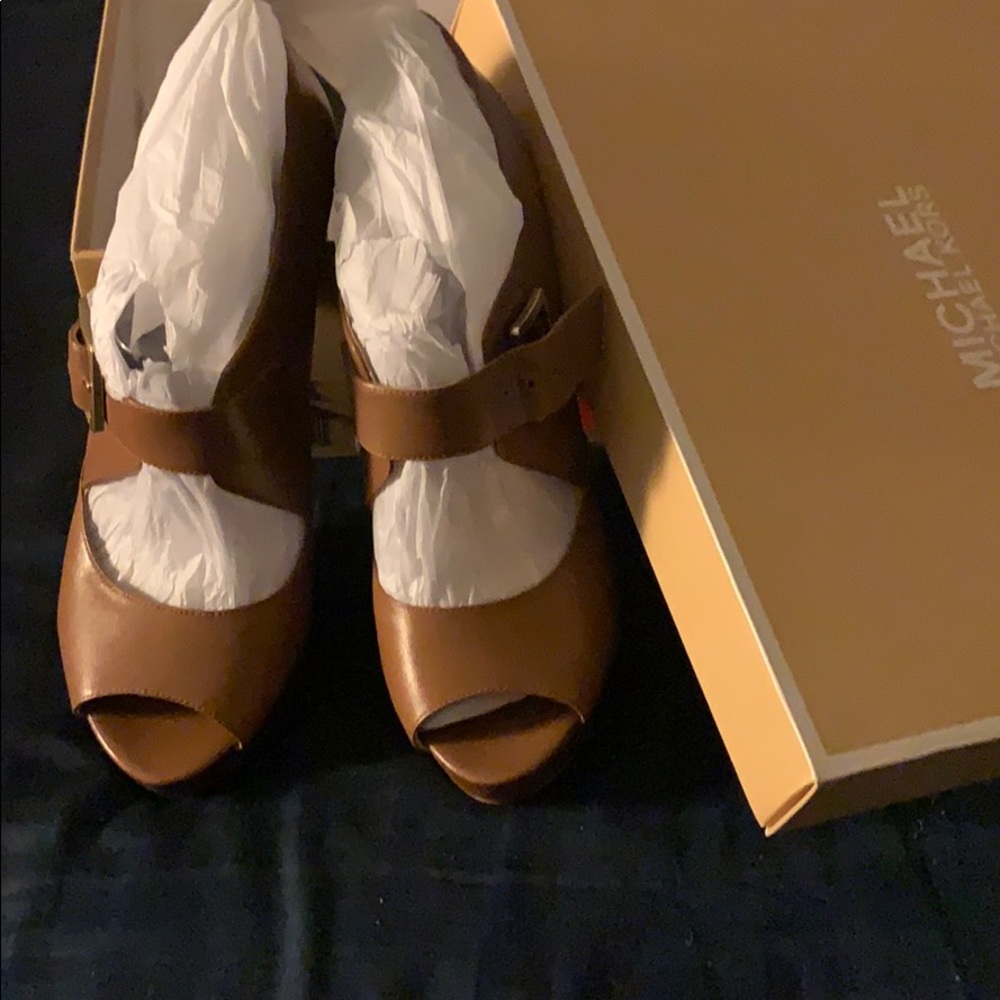 Michael Kors Elena platform heel in luggage.